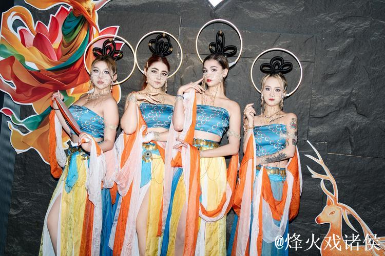 青青草原色彩交织大伊人精品盛典 青青草原色彩交织大伊人精品盛典